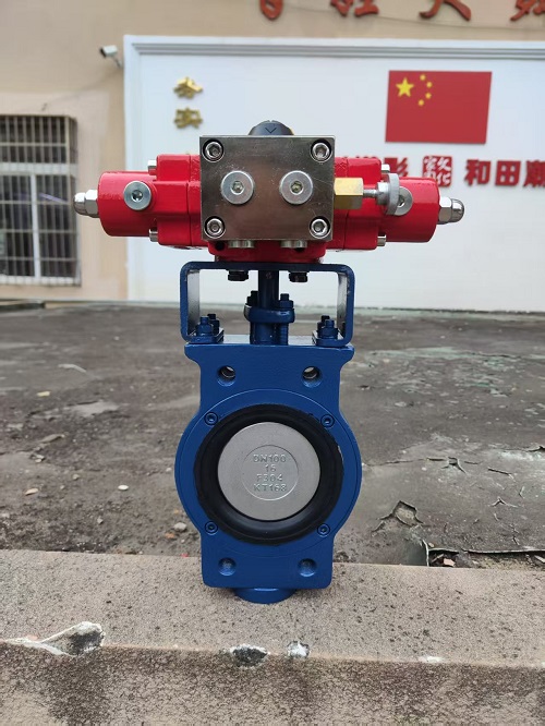 Excentrický škrtiaci ventil s hydraulickým pohonom